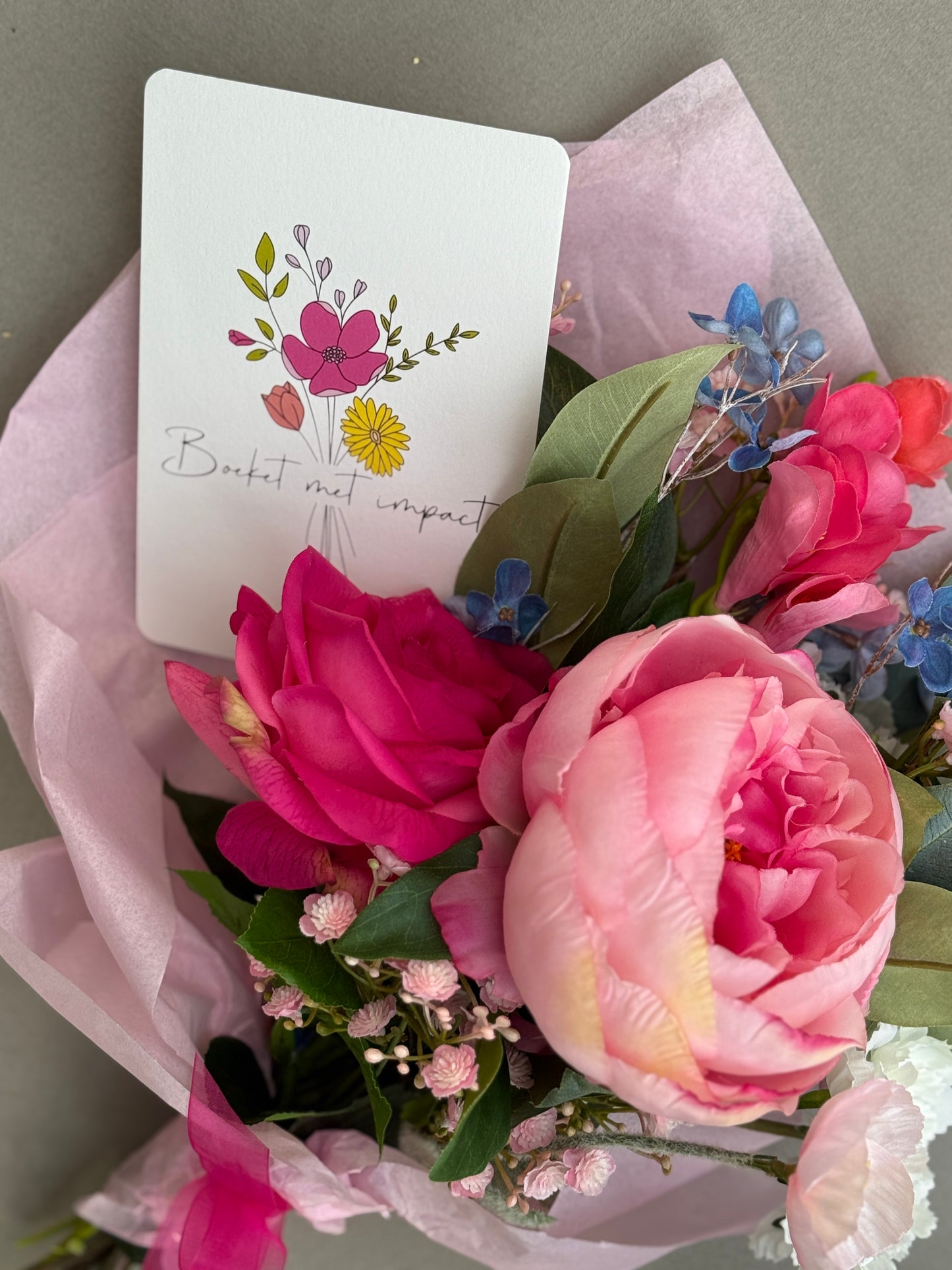 ROMANTISCHE BOEKET: perfect om de liefde op een betekenisvolle manier te vieren. Geschikt voor een trouwdag, jubileum of voor iemand die wat extra liefde nodig heeft.