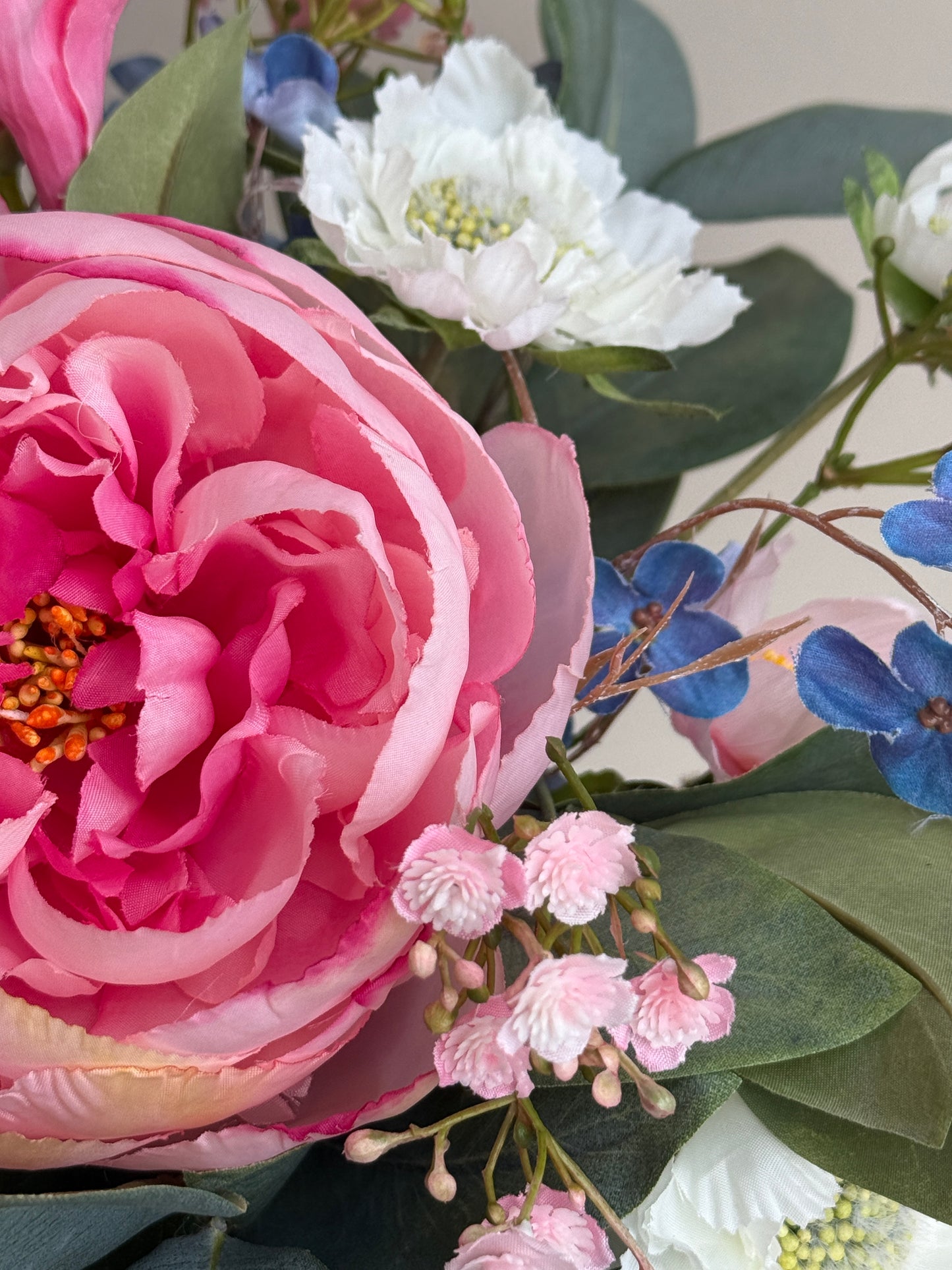 ROMANTISCHE BOEKET: perfect om de liefde op een betekenisvolle manier te vieren. Geschikt voor een trouwdag, jubileum of voor iemand die wat extra liefde nodig heeft.