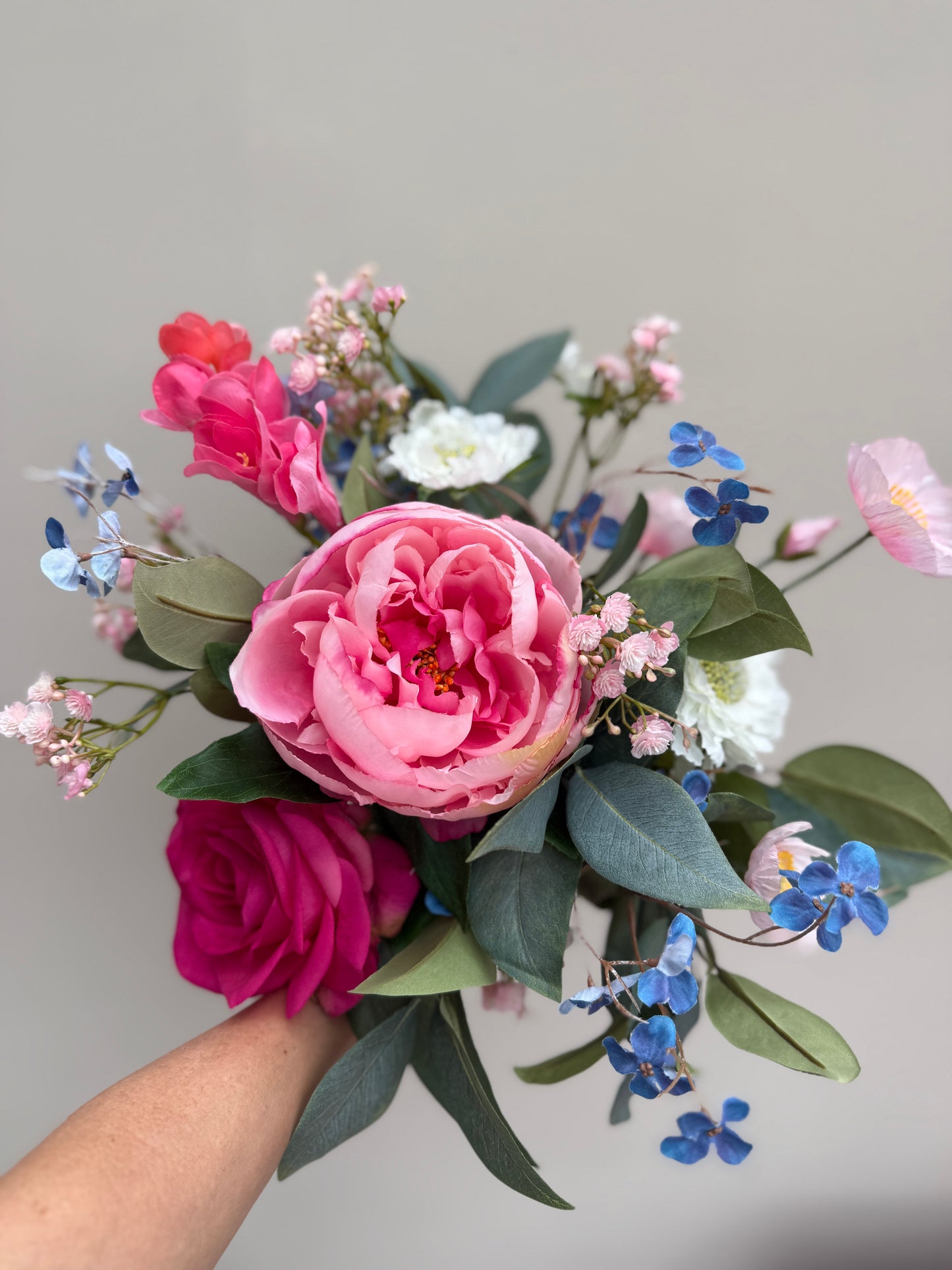 ROMANTISCHE BOEKET: perfect om de liefde op een betekenisvolle manier te vieren. Geschikt voor een trouwdag, jubileum of voor iemand die wat extra liefde nodig heeft.