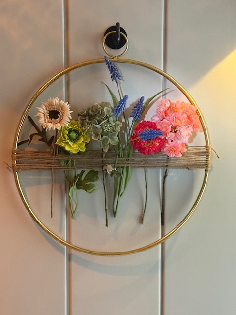 BLOEMENRING: Geef een glimlach cadeau en laat iemand voelen hoe bijzonder ze zijn met deze prachtige bloemenring.