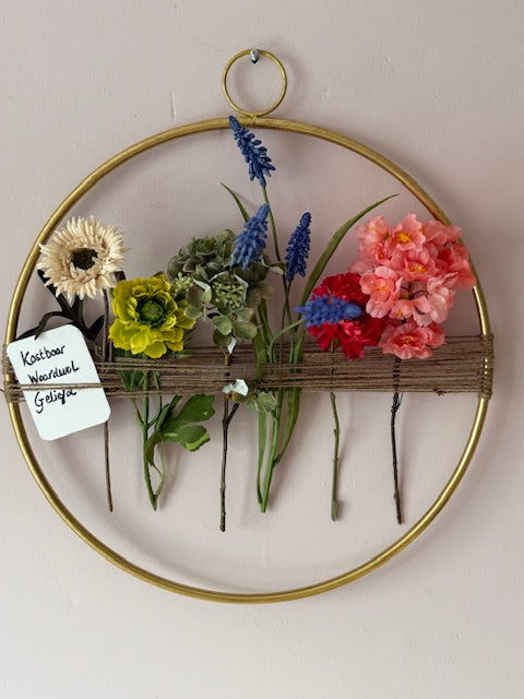 BLOEMENRING: Geef een glimlach cadeau en laat iemand voelen hoe bijzonder ze zijn met deze prachtige bloemenring.